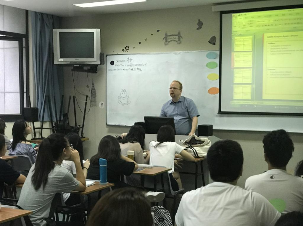 德国波兹坦大学外教来我校进行短期授课