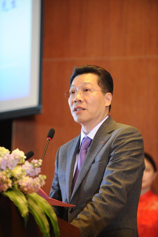 鲍贤嗣董事长讲话上海外国语大学副校长张峰教授代表母体大学,对我校