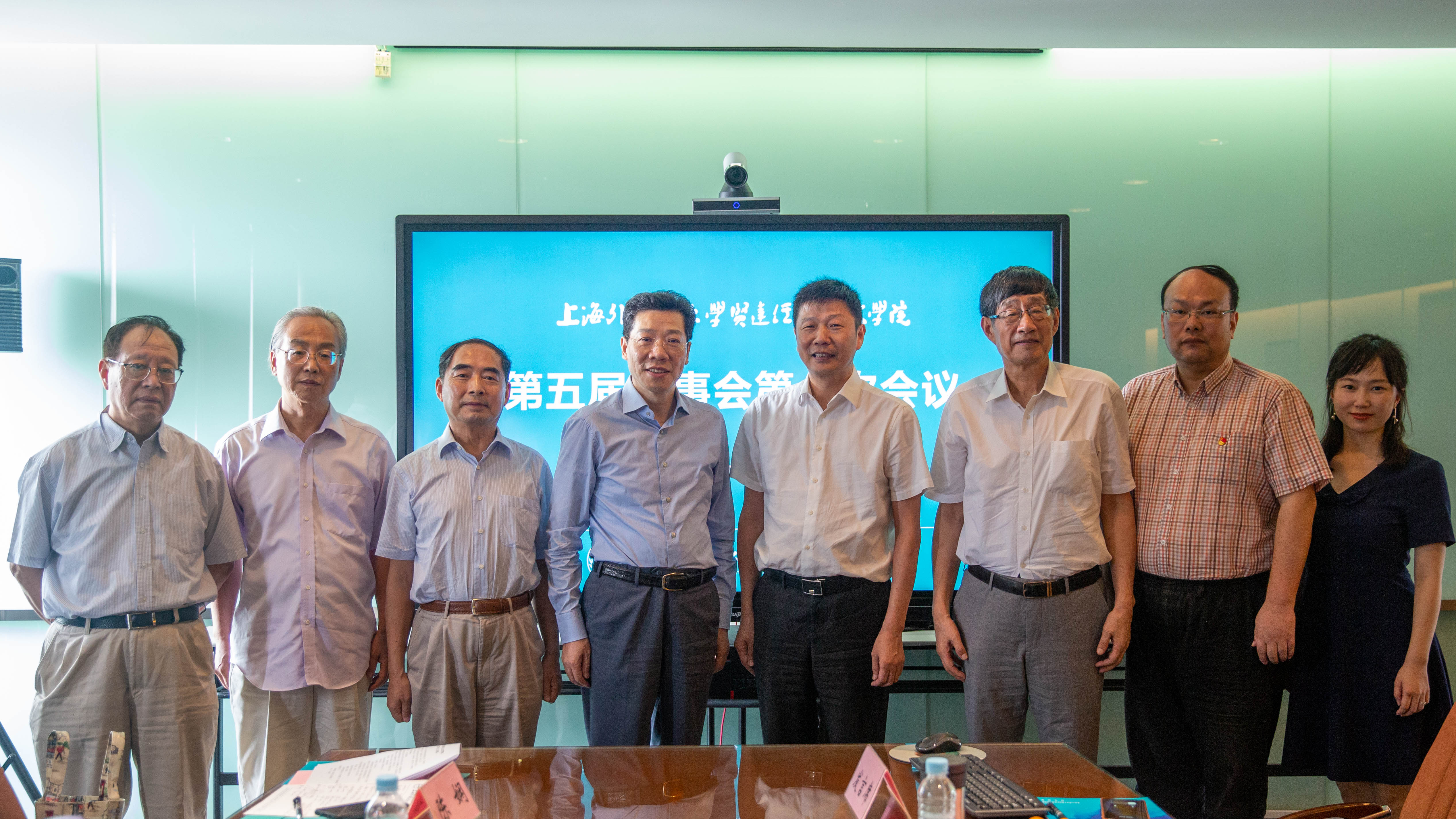 最后,董事长鲍贤嗣对全体董事为上外贤达学院的建设和发展贡献的智慧