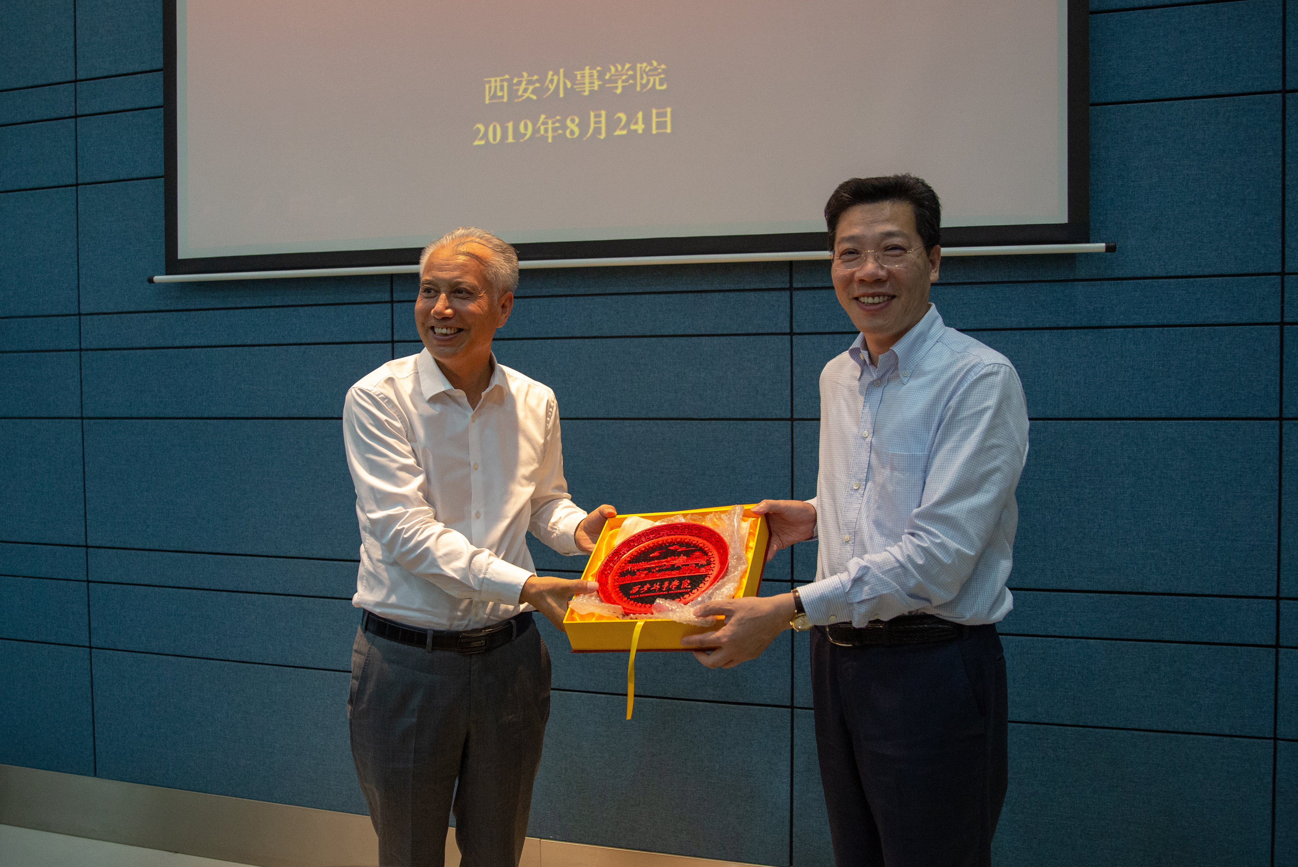 董事长鲍贤嗣与两校领导交换了礼物,并向对方发出了上海再会的邀约.