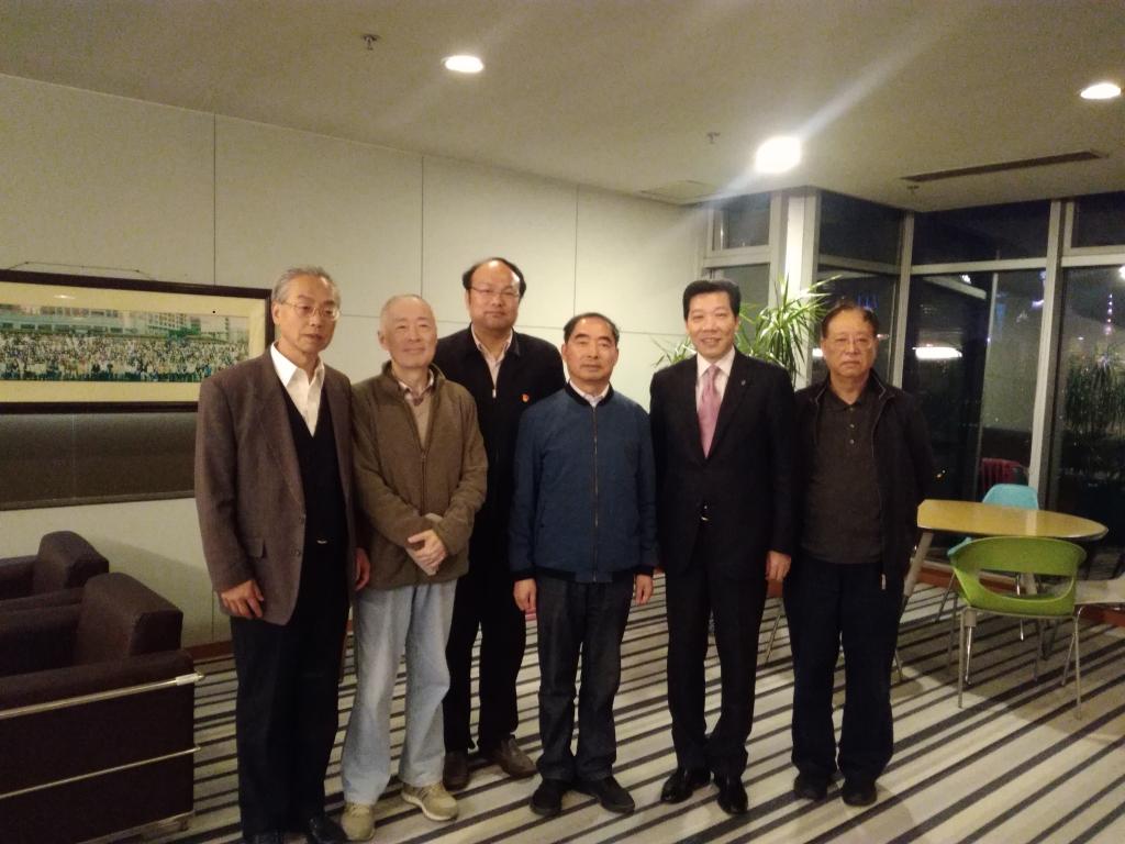 上外贤达学院董事长鲍贤嗣代表董事会对全体董事为上外贤达学院的建设